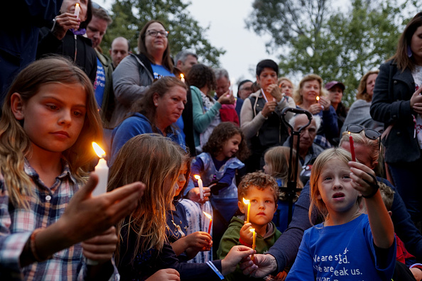 -Des membres de la communauté et des fidèles assistent à une veillée aux chandelles en l'honneur de la victime de la fusillade de la synagogue Chabad of Poway, le 28 avril 2019, en Californie. Le rabbin a continué de prêcher alors qu'il avait été blessé lors du dernier tir meurtrier a déclaré le 28 avril que les Juifs ne seraient pas intimidés par la "haine insensée" de l'antisémitisme. Photo de SANDY HUFFAKER / AFP / Getty Images.