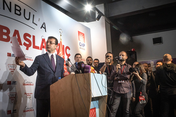 -Ekrem Imamoglu, candidat au poste de maire de la CHP à Istanbul, s'adresse aux médias lors d'une conférence de presse le 3 avril 2019 à Istanbul, en Turquie. Les résultats préliminaires des élections locales de dimanche ont montré que le candidat du CHP au poste de maire d'Istanbul, Ekrem Imamoglu, avait battu le candidat de l'AKP, Binali Yildirim. Cette victoire est perçue comme un coup dur porté au pouvoir du président Recep Tayyip Erdogan. Photo par Chris McGrath / Getty Images.