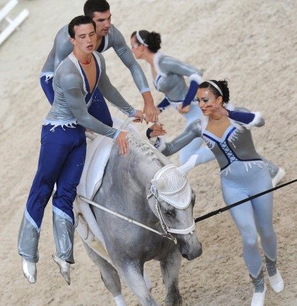 -L’équipe française de sauts équestres (sur leur cheval Walgary) participe à l’épreuve du Championnat du monde de saut de voile du Championnat FEI du 19 août 2012 au Pôle Européen des Chevaux à Yvre-L’évêque, dans le nord de la France. Photo JEAN-FRANCOIS MONIER / AFP / Getty Images.