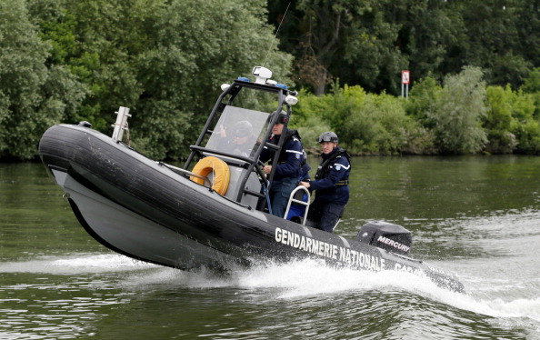 -Les gendarmes de la patrouille d'escouade fluviale sur la Seine à Conflans-Sainte-Honorine, surveille les voies navigables en Ile-de-France et les éventuelles pollution. Photo KENZO TRIBOUILLARD / AFP / Getty Images.