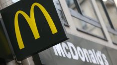 Sous le regard des enfants, un homme renifle de la poudre blanche sur la table chez McDonald’s