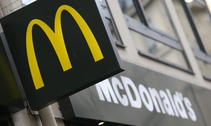 Une photo prise le 22 janvier 2014, à Paris, montre l'enseigne du fast-food américain McDonald's. (Kenzo Turibouillard/AFP/Getty Images)