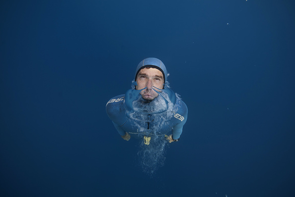 Le plongeur libre français Guillaume Nery pratique l'apnée lors d'une séance d'entraînement en Méditerranée près de Nice le 18 juillet 2015.    (Photo : BORIS HORVAT/AFP/Getty Images)