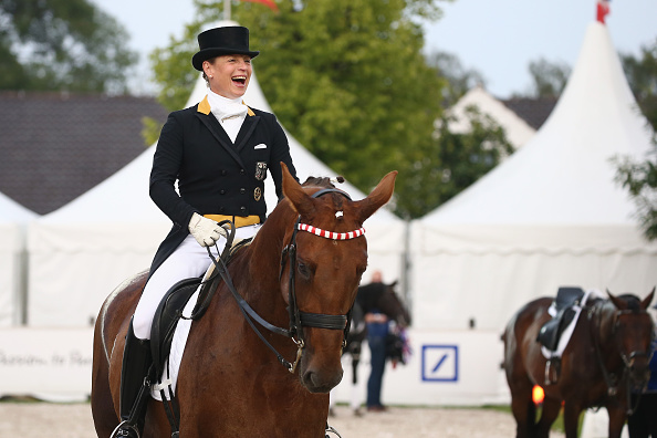 -Isabell Werth participe à la cérémonie d'ouverture de la soirée des médias du Championnat européen FEI 2015 le 11 août 2015 à Aix-la-Chapelle, en Allemagne. Photo de Andreas Rentz / Getty Images.