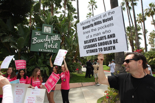 -Des manifestants protestent contre la charia annoncée par le sultan du Brunei près de l'entrée de l'hôtel Beverly Hills, propriété du sultan, à Beverly Hills, en Californie. Le sultan de Brunei envisage de mettre en place un code pénal de la charia qui prévoit la lapidation de personnes pour diverses infractions. Photo de David McNew / Getty Images.