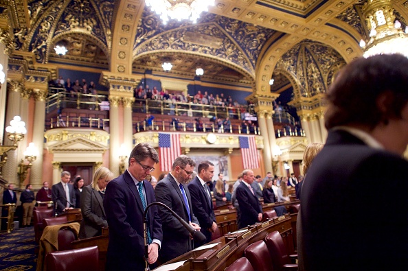 -Les participants prient avant que les électeurs ne votent à la Chambre des représentants en Pennsylvanie. Les électeurs des 50 États ont voté aujourd'hui dans leurs capitales respectives. Donald J. Trump a remporté la Pennsylvanie de moins de 1%, le premier républicain à porter l'Etat depuis George HW Bush en 1992. Photo de Mark Makela / Getty Images.