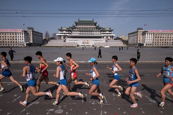 Pour l’édition 2019, 950 Occidentaux se sont inscrits, d'après le leader du marché Koryo Tours. Ici les concurrents parcourent la place Kim Il-Sung lors du marathon dans le centre de Pyongyang. Le marathon annuel de la ville est le point fort du calendrier touristique dans une Corée du Nord isolée. Photo ED JONES / AFP / Getty Images.