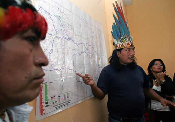 -Sur cette photo nous voyions le président de la communauté autochtone Waorani, Enqueri Nihua Ehuenguime, parler de l'exploitation du pétrole qui a laissé des traces de destruction bien visibles dans la forêt amazonienne. Photo RODRIGO BUENDIA / AFP / Getty Images.