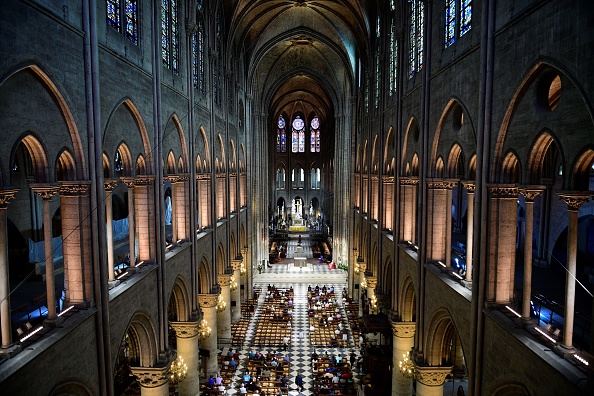 -Une photo prise le 28 juin 2017 montre l'intérieur de la cathédrale Notre-Dame de Paris, on disait à ce moment que le monument avait besoin d'une énorme restauration. Photo de Martin BUREAU / AFP / Getty Images.