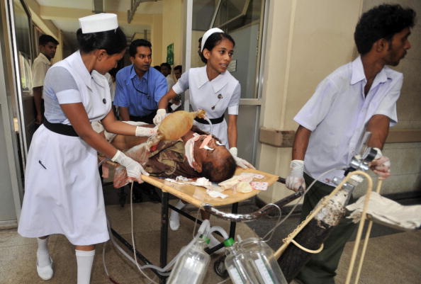 -Illustration-Des employés de l'hôpital reçoivent les fidèles blessés lors de l’explosion de l’église. Photo LAKRUWAN WANNIARACHCHI / AFP / Getty Images