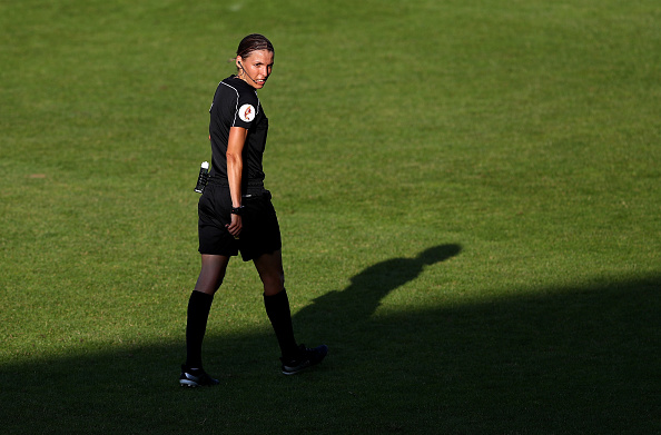 L'arbitre Stéphanie Frappart de France assiste au match du Groupe B entre la Suède et la Russie lors de l'UEFA Women's Euro 2017 au stade De Adelaarshorst le 21 juillet 2017 à Deventer, Pays-Bas.  (Photo : Dean Mouhtaropoulos/Getty Images)