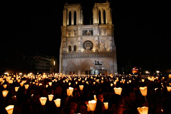 -Ambiance après la veillée de prière à la cathédrale Notre-Dame organisée en l'honneur de la visite du pape Benoît XVI en France. Photo de Julien Hekimian / Getty Images.