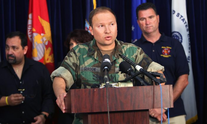 Le porte-parole du Pentagone, le commandant J.D. Gordon, présente les membres de la famille des victimes de l'attentat terroriste du 11 septembre 2001, à Guantanamo Bay, Cuba, le 19 janvier 2009. (BRENNAN LINSLEY/AFP/Getty Images)
