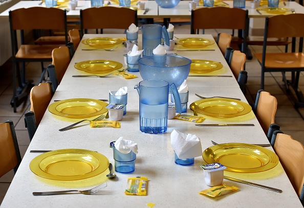 La cantine à 1 euro pour fin avril concernera plus de 10 000 communes en France. Une aide de l’État de 2 euros par repas, sachant qu’il coûte en moyenne 4,50 euros. (Photo : GEORGES GOBET/AFP/Getty Images)