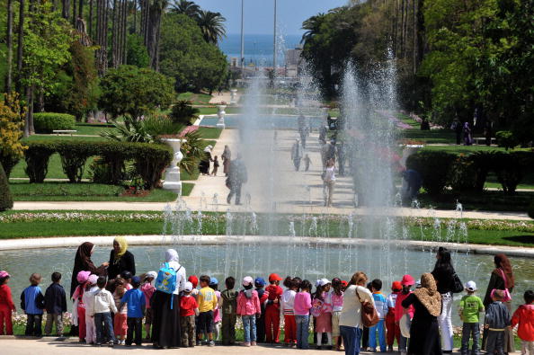 -Les Algériens se rendent au Jardin d'Essai à Alger. Le jardin botanique, qui abrite 2 500 espèces de plantes au cœur de la capitale algérienne, a rouvert ses portes au début du mois de mai après sa fermeture, pendant 12 ans, dont cinq pour des travaux de restauration. Le jardin avait été inauguré en 1832 par les autorités coloniales françaises. Photo FAYEZ NURELDINE / AFP / Getty Images.