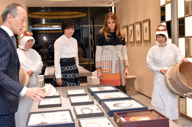 -La première dame américaine Melania Trump, la première dame japonaise Akie Abe et des plongeurs Ama visitent le magasin principal de Mikimoto Pearl dans le district de Ginza à Tokyo le 5 novembre 2017. Photo KATSUMI KASAHARA / AFP / Getty Images.