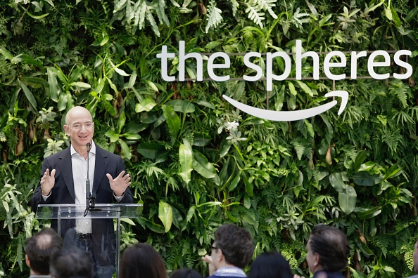 -Jeff Bezos, président-directeur général d'Amazon, s'exprime lors de l'inauguration officielle d'Amazon Spheres, à Seattle (Washington), le 29 janvier 2018. La société a créé le complexe Spheres pour stimuler la créativité de ses employés. Photo JASON REDMOND / AFP / Getty Images.