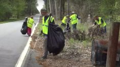 Des sans-abri se font payer pour ramasser les ordures dans le cadre d’un nouveau programme à l’essai pour six mois