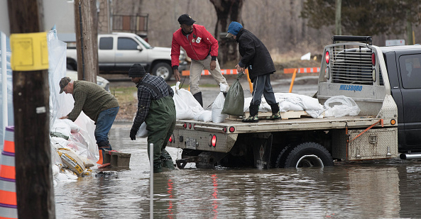 Des bénévoles distribuent des sacs de sable à Gatineau le 20 avril 2019, au début des inondations - Crédit : LARS HAGBERG/AFP/Getty Images)