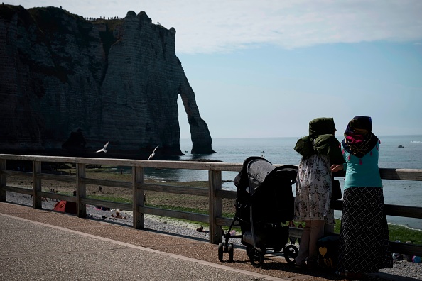 Des promeneurs le long de la plage d’Étretat .Photo d’illustration. Crédit : JOEL SAGET/AFP/Getty Images.