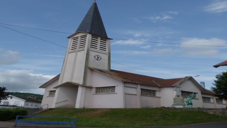 Vue de l'église de Moivrons. Crédit : Wikimedia Commons.