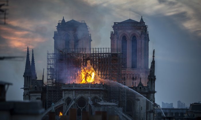 Fumée et flammes s'élèvent de la cathédrale Notre-Dame de Paris, France, le 15 avril 2019. (Véronique de Viguerie/Getty Images)