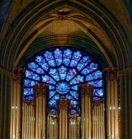 -Le grand orgue de Notre-Dame, joyau datant du début du XVIIIe siècle, maintes fois rénové et agrandi, est "plein de poésie, avec des sons très doux mais également une grande puissance", a décrit M. Vexo, organiste français, il jouait le soir du drame. Photo Wikipédia de MBZT.