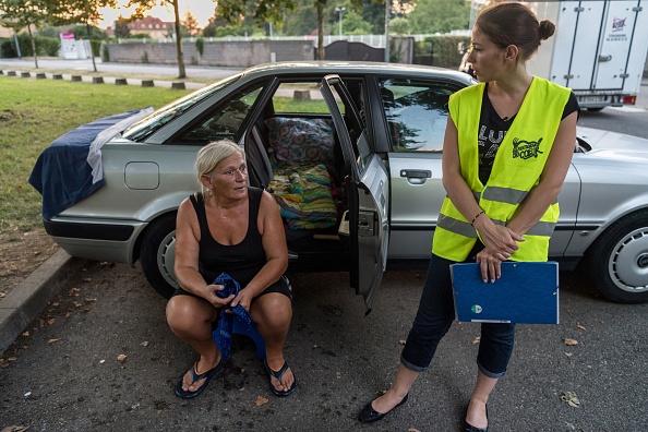 De nombreuses personnes en France vivent dans leur voiture, faute de logement décent. Photo d’illustration. PATRICK HERTZOG/AFP/Getty Images.