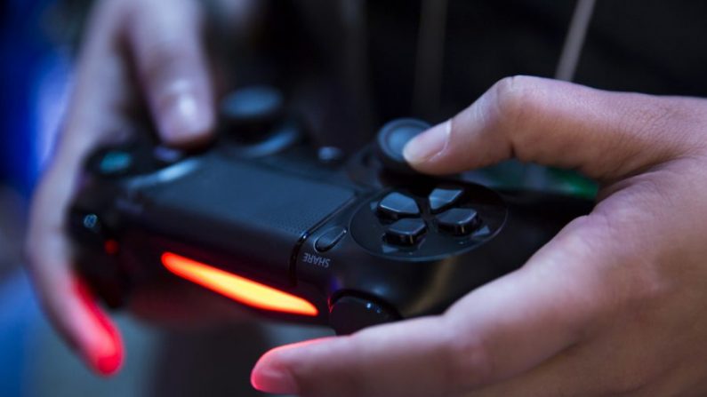 La manette d'une console de jeu vidéo PlayStation 4 au Tokyo Game Show le 20 septembre 2018. (Tomohiro Ohsumi/Getty Images)
