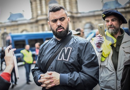 Éric Drouet photographié le 9 avril 2019 devant le Palais du Luxembourg à Paris, après l’annulation d’une rencontre avec la présidente de la commission du Sénat chargée de l’examen de la loi Pacte. Crédit : STEPHANE DE SAKUTIN/AFP/Getty Images.