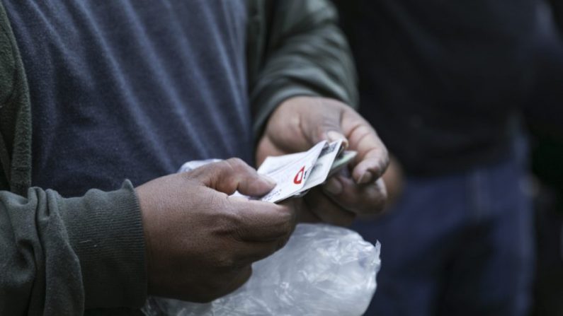 Un étranger illégal du Mexique vide ses poches pour la patrouille frontalière après avoir été arrêté près de McAllen, au Texas, le 18 avril 2019. (Charlotte Cuthbertson/The Epoch Times) 