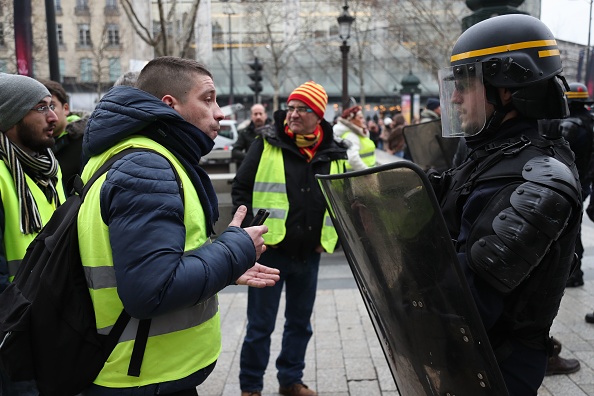 Un gilet jaune fait face à un CRS le 29 décembre 2018 pendant l’acte 7 du mouvement des Gilets jaunes. Crédit : ZAKARIA ABDELKAFI/AFP/Getty Images.