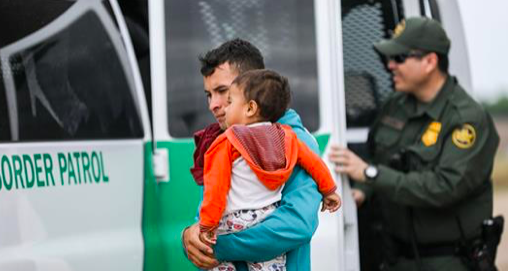 Un agent de la police des frontières appréhende des étrangers en situations irrégulières qui viennent de traverser le Rio Grande du Mexique à Penitas, au Texas, le 21 mars 2019. (Charlotte Cuthbertson/The Epoch Times)
