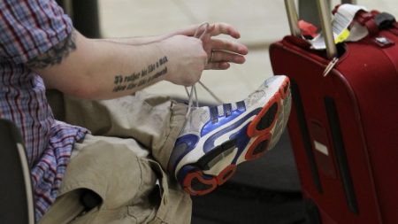 Un contrebandier de drogue tente d’éviter la sécurité à l’aéroport en ne se lavant pas les pieds pendant un mois