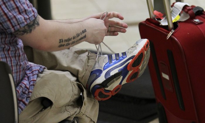 Un voyageur aérien qui met ses chaussures. (David McNew/Getty Images)
