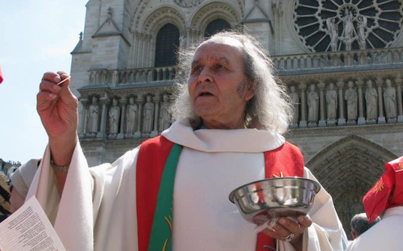 Le Père Guy Gilbert, surnommé "le prêtre des loubards", pour les missions qu’il a menées par le passé pour les jeunes désœuvrés et exclus de la société. (Photo : Association Père Guy Gilbert)