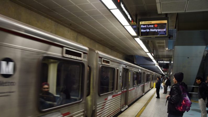 Un train se gare à la station de métro Universal City à Universal City, Californie, le 6 décembre 2016. (Robyn Beck/AFP/Getty Images) 