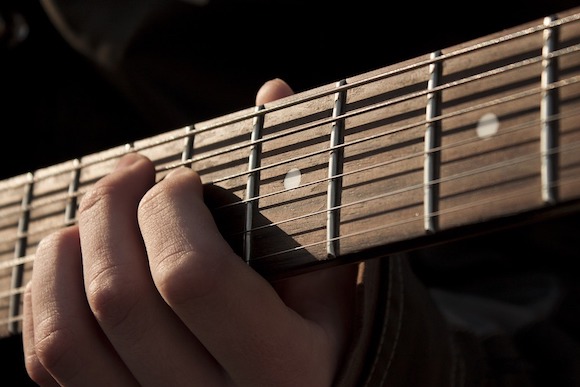 Paris. Au Luxembourg, Léo qui jouait de la guitare a été dérangé par un agent de sécurité du parc qui lui a demandé d'arrêter de jouer de la musique lui suggérant que c'est interdit. (Photo d'illustration : Pixabay)