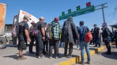 Une vidéo troublante montre des migrants honduriens attaquant un couple mexicain à leur stand de fruits