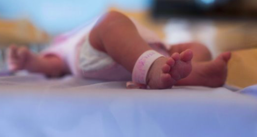 Les pieds d'un bébé. (Fred Dufour/AFP/Getty Images)
