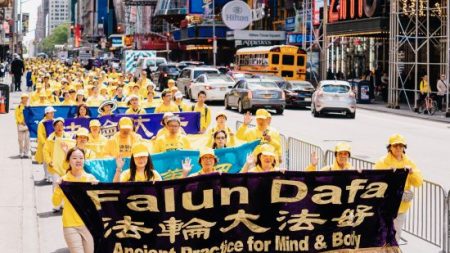 Un défilé de près de 10 000 personnes à New York souligne la persécution du Falun  Gong en Chine