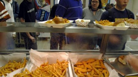 Une employée de cantine licenciée après avoir offert un repas à un élève sans argent