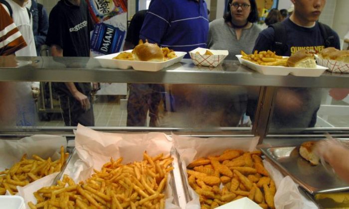 Illustration d'un repas du midi servi dans une école (Jana Birchum/Getty Images)