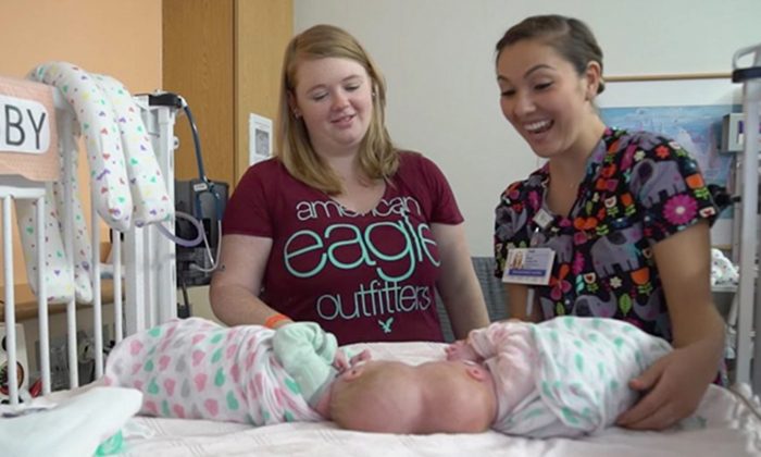 Crédit photo : Capture d'écran vidéo YouTube : « Conjoined Twins Abby and Erin Delaney: A Year in the Life » | Chaîne : 
The Children's Hospital of Philadelphia

