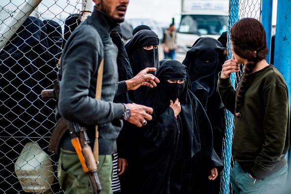 Des soldats des Forces démocratiques syriennes (FDS) montent la garde dans le camp d’al-Hol (nord-est de la Syrie) qui abrite des femmes et des enfants des combattants de l’État islamique. Crédit : DELIL SOULEIMAN/AFP/Getty Images.