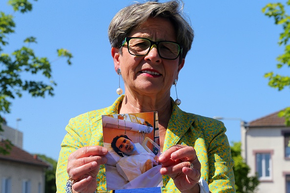 La mère de Vincent Lambert brandit une photo de son fils le 4 juin 2015, à Reims, où il est hospitalisé. Crédit : FRANCOIS NASCIMBENI/AFP/Getty Images.