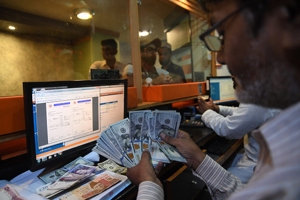 -Le gouvernement pakistanais craint de plus en plus une crise de la balance des paiements. Les spéculations vont bon train et il lui faudra chercher son deuxième plan de sauvetage dans cinq ans et compter sur le Fond monétaire international. Photo par ASIF HASSAN / AFP /Getty Images.