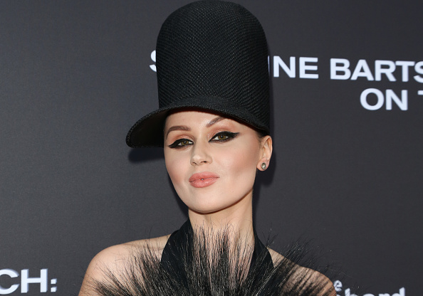 -La chanteuse Viktoria Modesta assiste à la première à Los Angeles de "Susan Bartsch : On Top" le 4 septembre 2018 à Hollywood en Californie. Photo de Paul Archuleta / Getty Images.