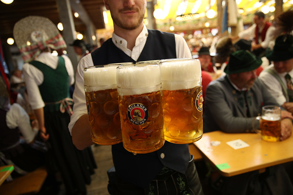 -Un serveur porte des chopes de bière d'un litre dans la tente Paulaner après le défilé de costumes des associations de folk et d'artisanat organisé par l'Oktoberfest le 23 septembre 2018 à Munich, en Allemagne. Cette année, l'Oktoberfest se déroule jusqu'au 7 octobre et constitue le plus grand festival de bière au monde. Photo de Sean Gallup / Getty Images.