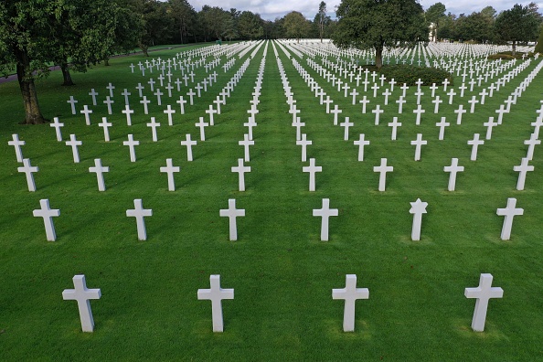 -Cette photo aérienne prise le 15 octobre 2018 montre le cimetière américain de Normandie situé à proximité de la plage d'Omaha à Colleville-sur-Mer, sur la côte normande occidentale française. Photo de DAMIEN MEYER / AFP / Getty Images.